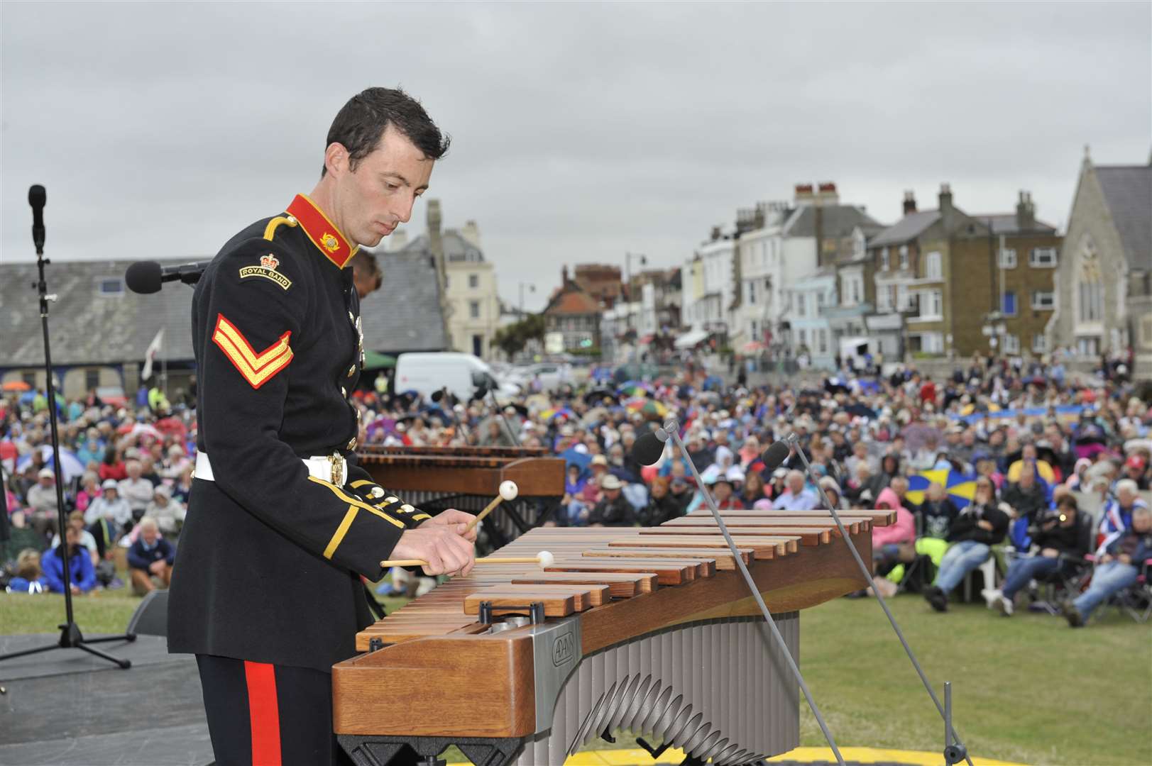 Mike Smith performing to a packed audience