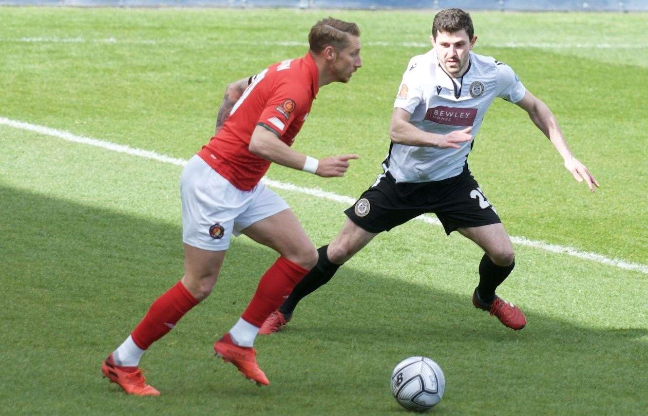 Fleet captain Lee Martin on the ball against Hungerford. Picture: Ed Miller/EUFC (55842963)