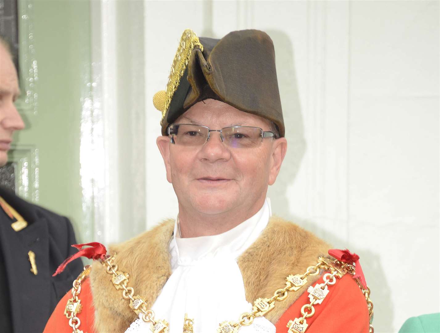 New Romney.New Romney Country Fayre and Parade. Mayor of New Romney Cllr Paul Thomas and dog Sergio watch the parade.Picture: Paul Amos. (14374066)