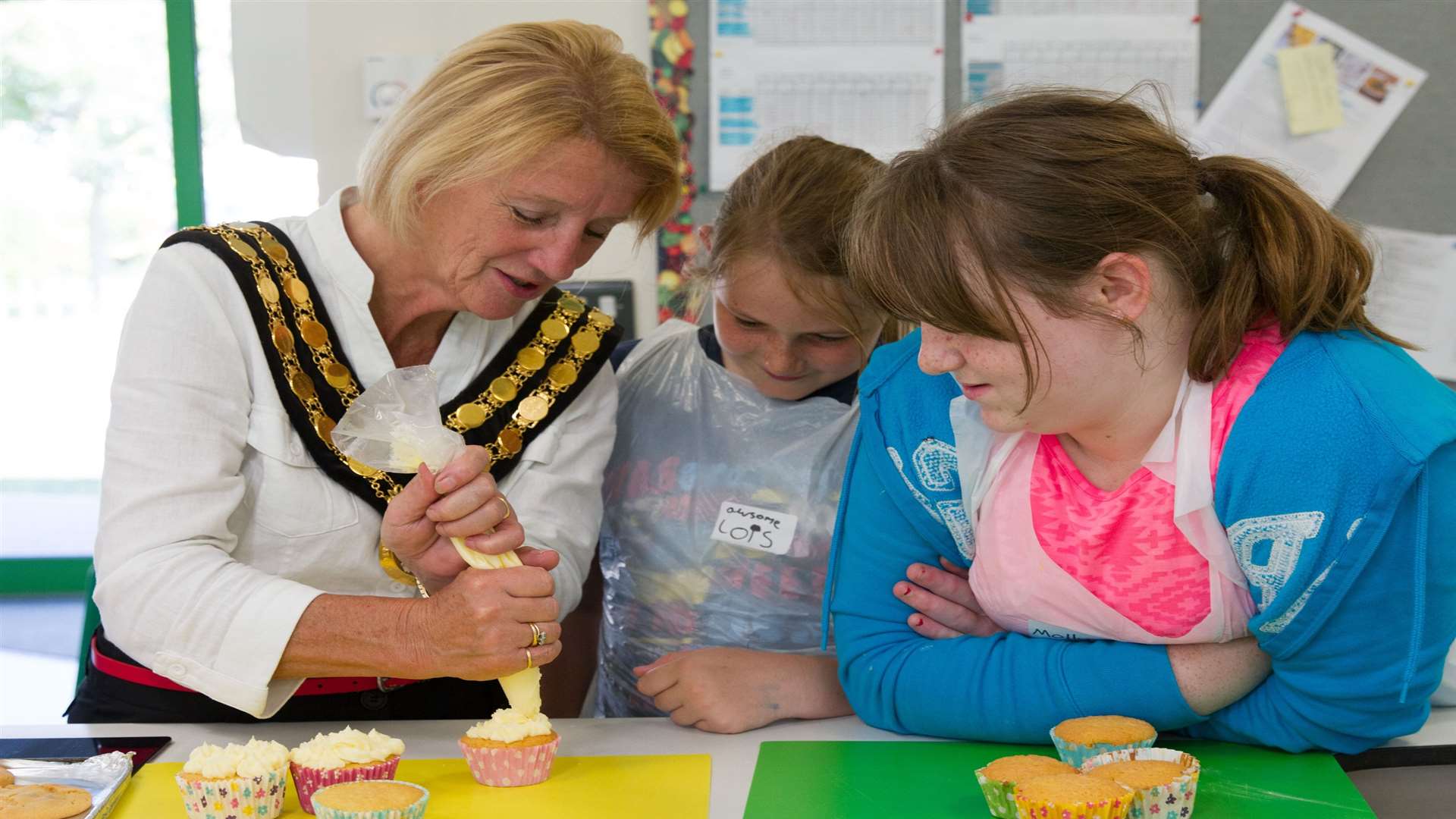 The Mayor ices the cakes at Summer Activate