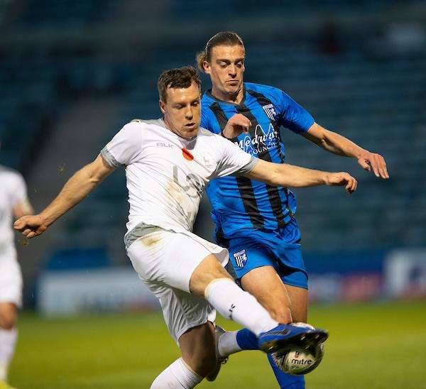 Tom Eaves is beaten to the ball by Carl Magnay Picture: Ady Kerry (5328377)