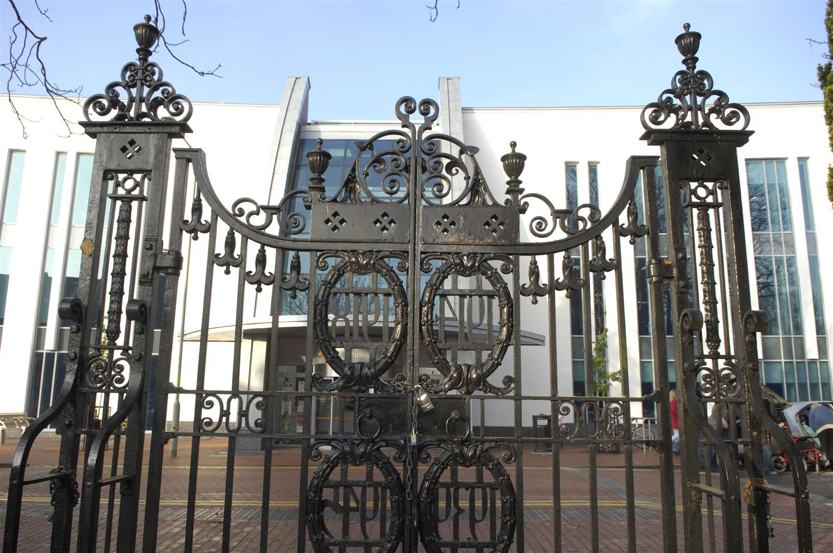 Entrance gates to the Memorial Gardens Picture : Gary Browne (5219128)