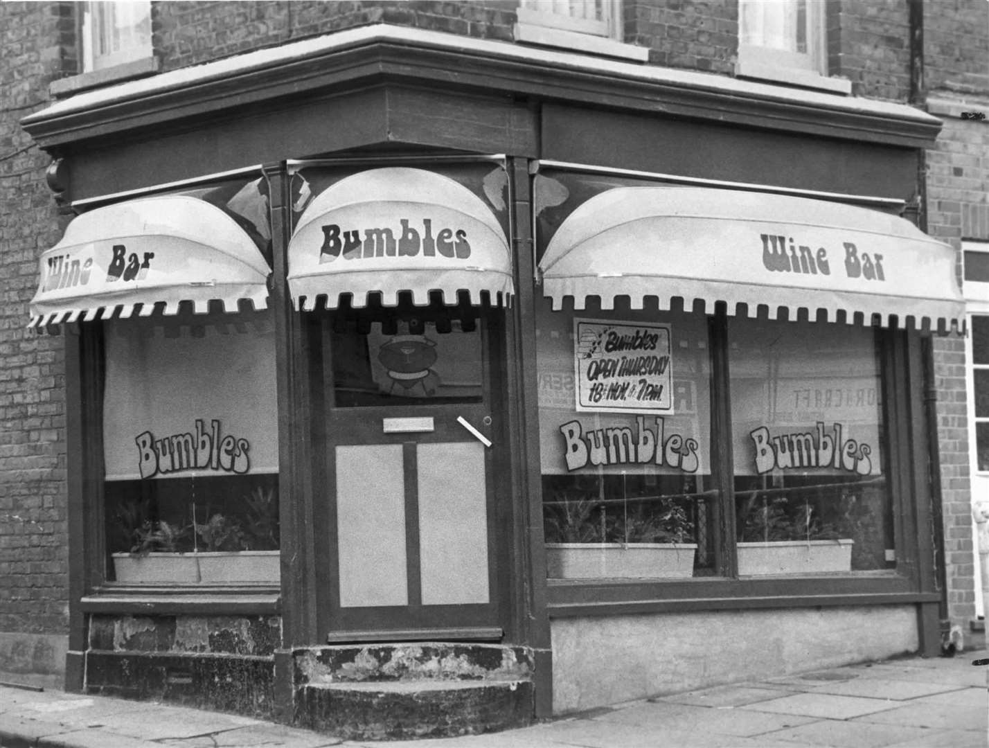 Bumbles Wine Bar in Rainham in November 1982. Does anyone know what's there now? Please comment below