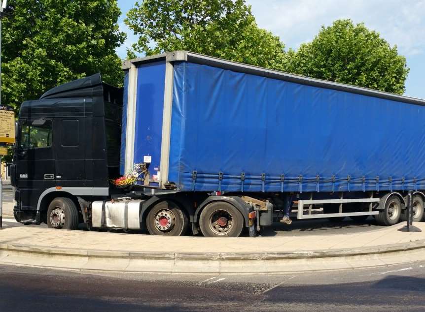 Broken Down Lorry Blocks Car Park At Prospect Place Dartford