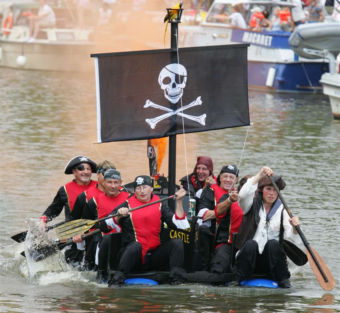 River Medway in the Town centre of Maidstone 2007. The Leeds Castle team use a smoke screen to distract other teams