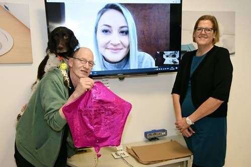 Eleanor on a video call with Andreas, his dog Otto and Caroline, with the balloon. Picture: Siegbert Dierke/Oberbergische Volkszeitung