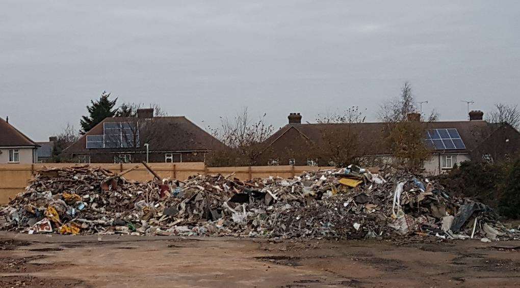 Flytipping in Coldharbour Road, Northfleet (4932892)