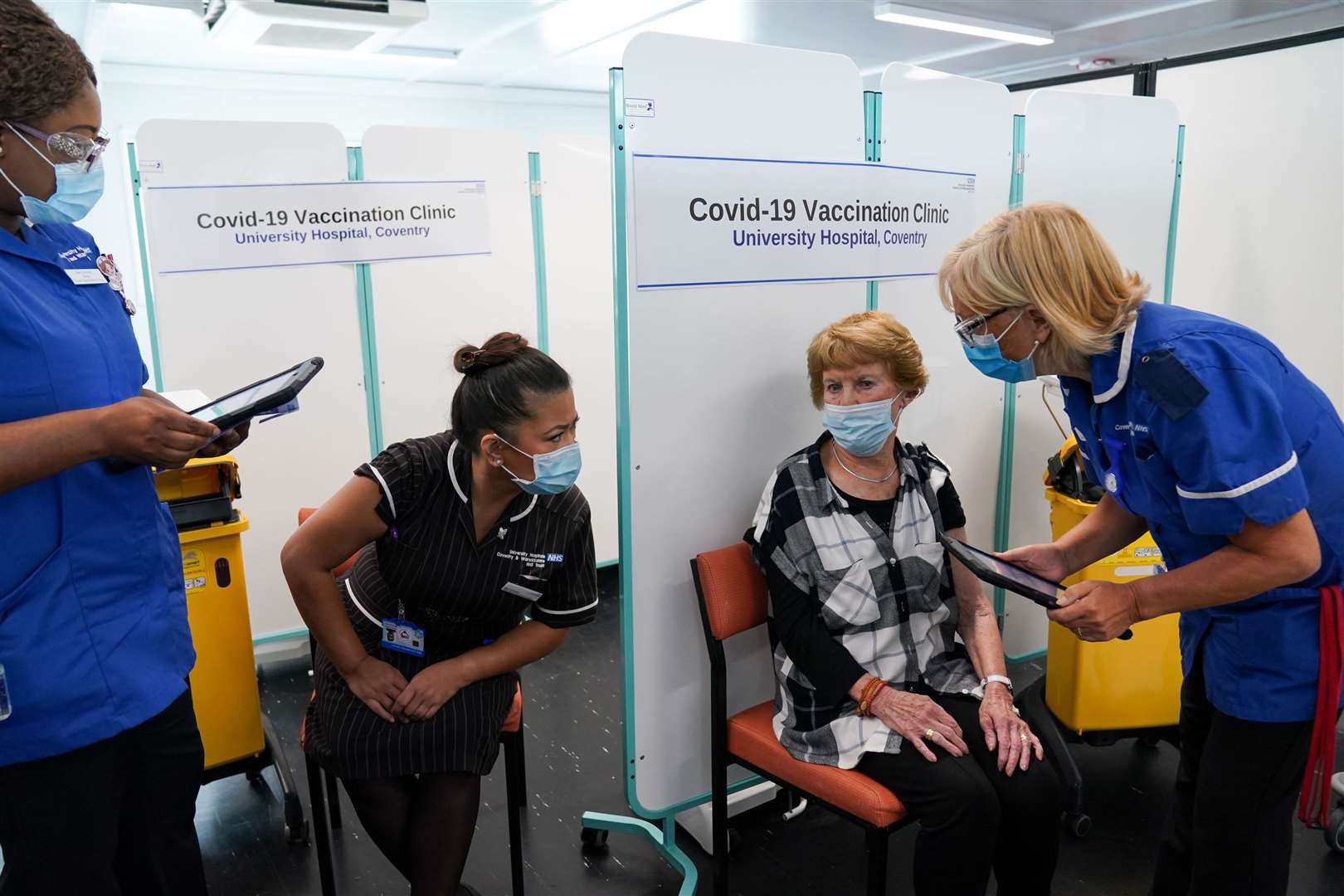 Margaret Keenan and May Parsons getting their booster jabs (Jacob King/PA)