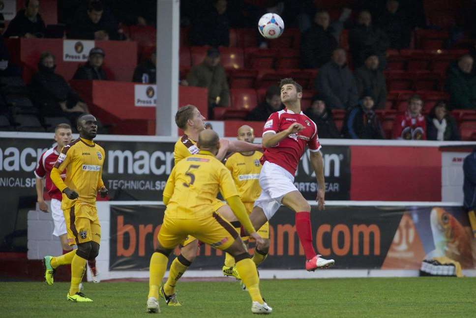 Swirling wind made life difficult for both teams (Pic: Andy Payton)